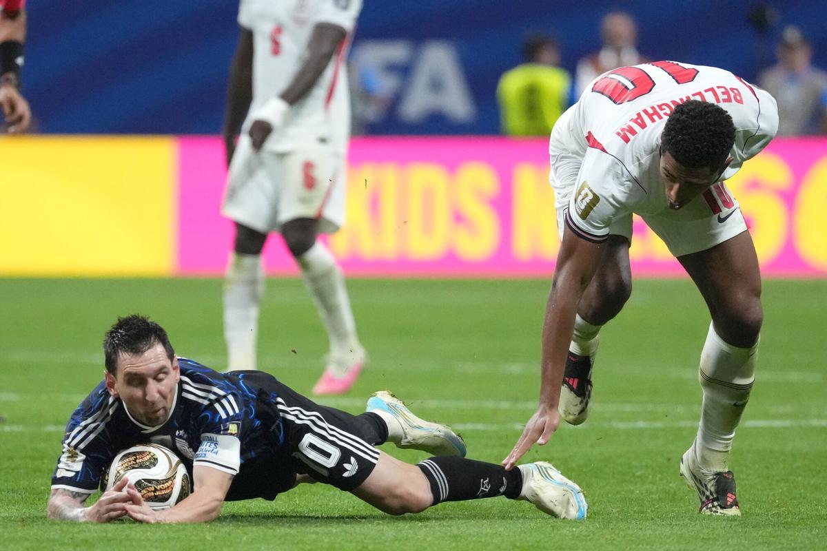 AMDEP8800. ATLANTA (ESTADOS UNIDOS), 15/07/2026.- Jude Bellingham (d) de Inglaterra disputa el balón con Lionel Messi de Argentina este miércoles, en el partido de semifinales del Mundial de la FIFA 2026 entre Inglaterra y Argentina en el estadio Mercedes-Benz en Atlanta (Estados Unidos). EFE/ Octavio Guzmán