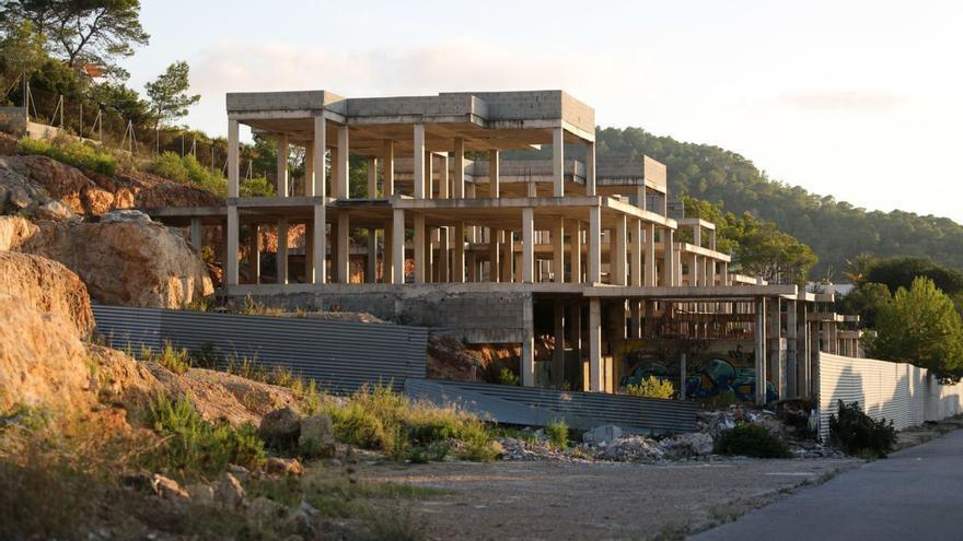 La estructura ilegal abandonada desde hace dos décadas en la ANEI de Cala Molí. | TONI ESCOBAR