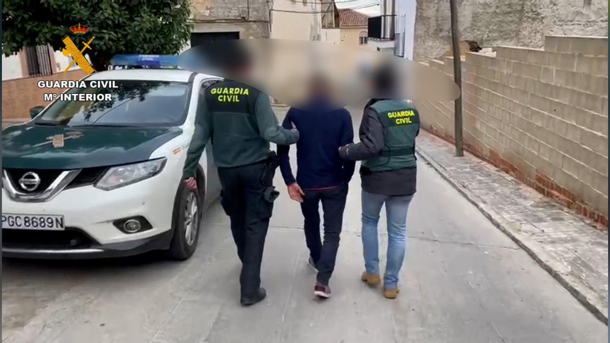 Los agentes arrestan a uno de los trece detenidos de la organización criminal