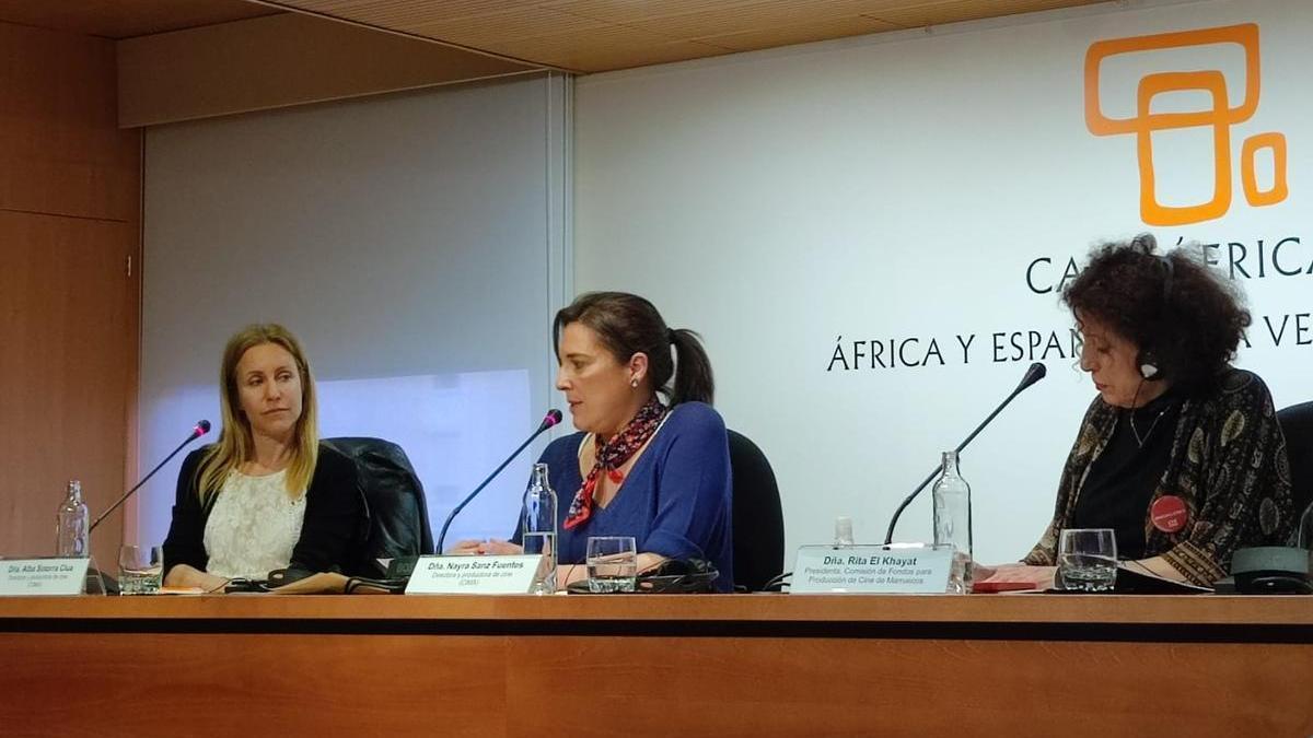 Alba Sotorra, Nayra Sanz y Rita El Khayat durante la charla en Casa África.