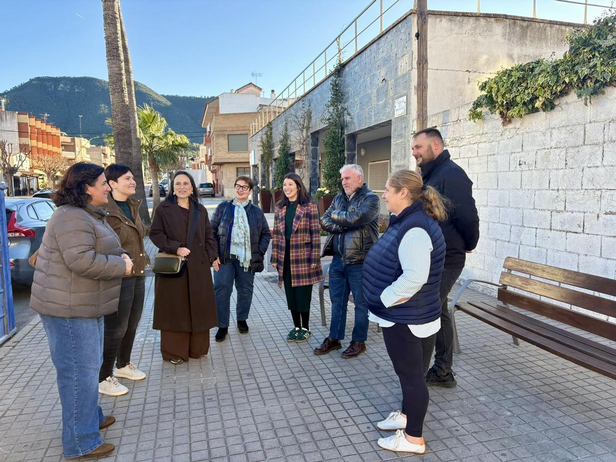 Visita de representantes socialistas, entre ellas Maria Jiménez, a Artana.