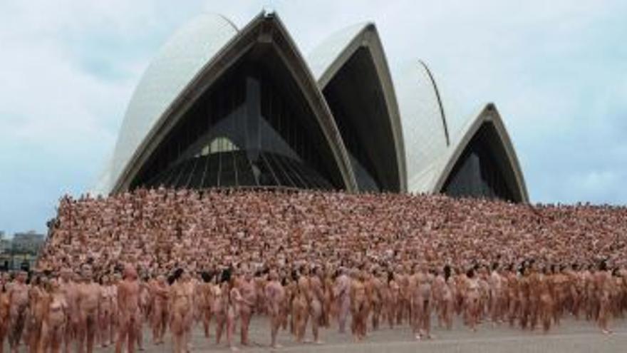 Unas 5.000 personas posan desnudas para Tunick frente a Casa de la Ópera de Sídney