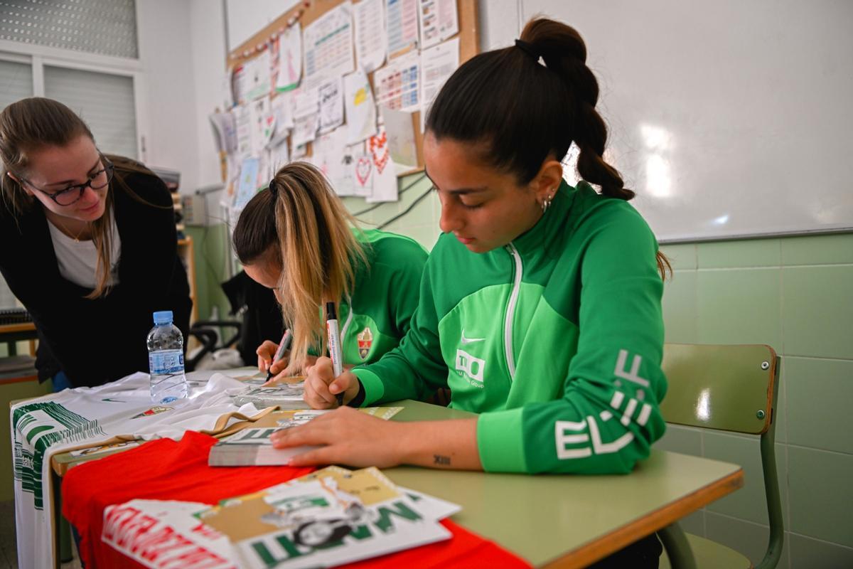 La jugadoras del Elche Femenino firmando autógrafos