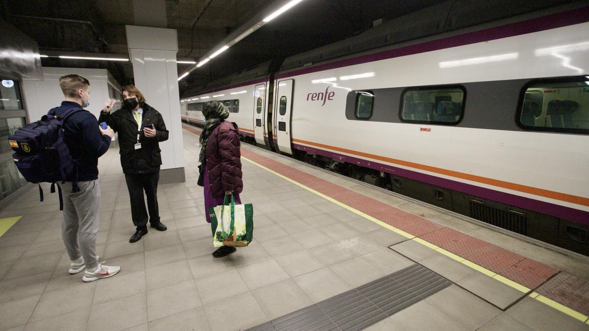 Primer día del AVE Murcia-Madrid y de Cercanías Avant en la estación del Carmen.