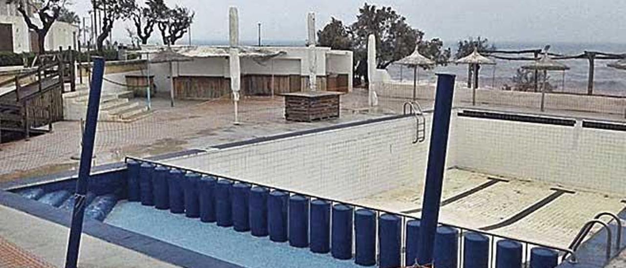 Imagen de la piscina vací­a situada ante el hotel Mar y Paz.