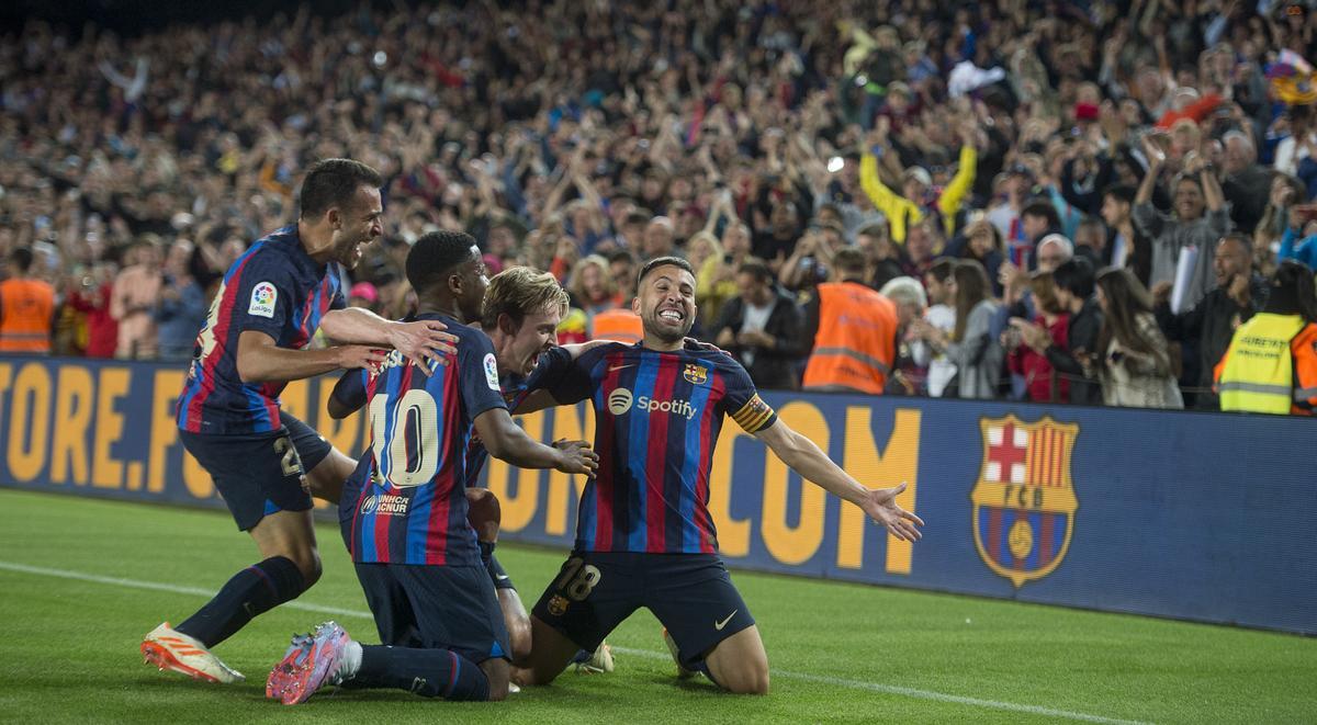 Jordi Alba celebra el gol del triunfo ante Osasuna en el Camp Nou