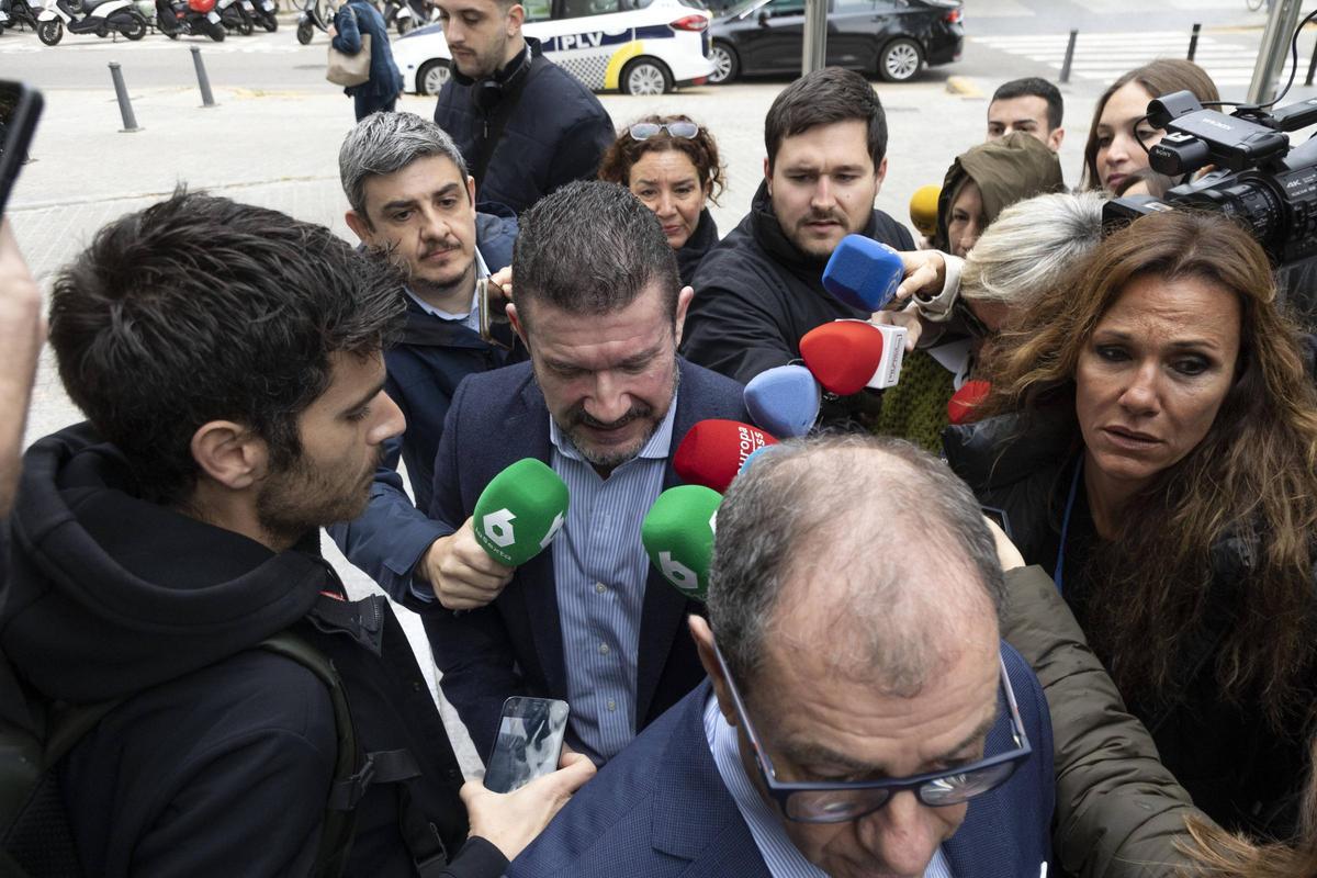 Emilio Argüeso accede a la Ciudad de la Justicia para declarar el 11 de abril de 2025.