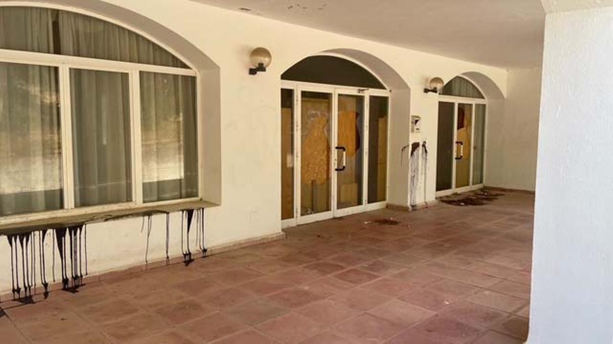 Los vecinos de Allà Dins denuncian la peligrosidad del hotel abandonado