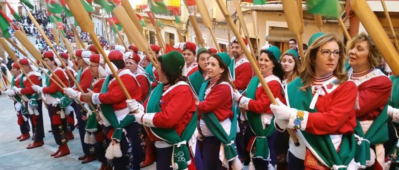 Imagen de archivo de una comparsa de las fiestas de Moros y Cristianos de Bocairent. | LEVANTE-EMV