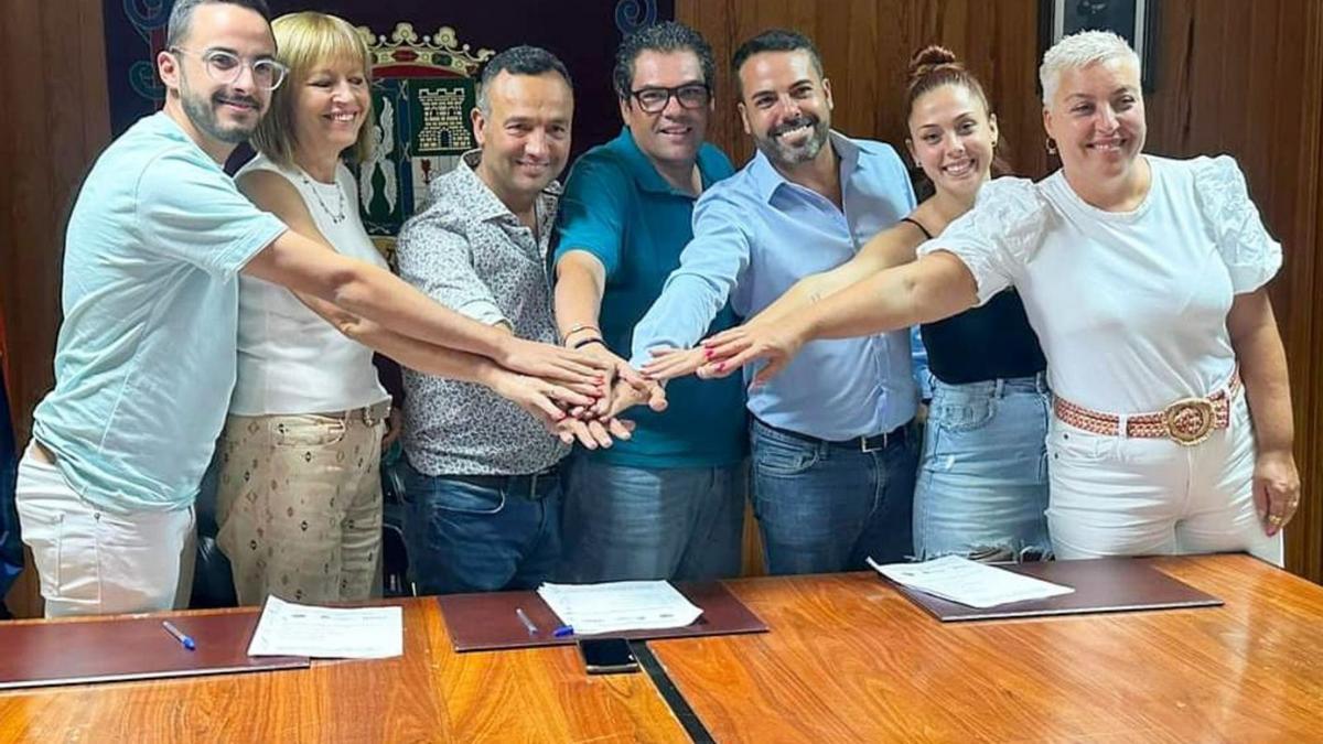 Firma del pacto entre Unión Veguera, Alternativa por San Mateo y PSOE. | | LP/DLP