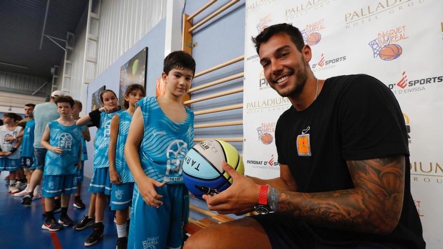 Willy Hernangómez le da lustre al Campus de baloncesto Sa Real-Paco Redondo en Ibiza