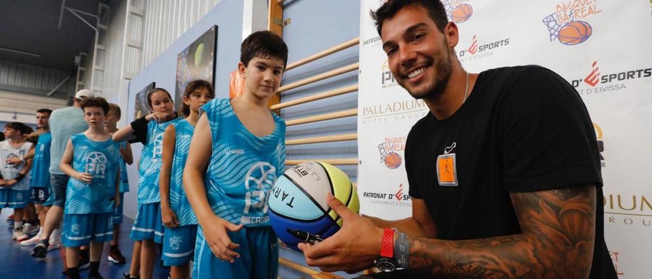 El jugador de la NBA e internacional español Willy Hernangómez firma autógrafos a los jóvenes canteranos de Eivissa del Campus Sa Real  en balones y camisetas.