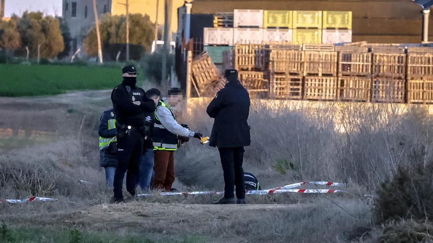 La Policía Judicial examina el esqueleto hallado en los alrededores del poblado de Son Banya.