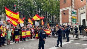 Manifestantes en la calle Ferraz