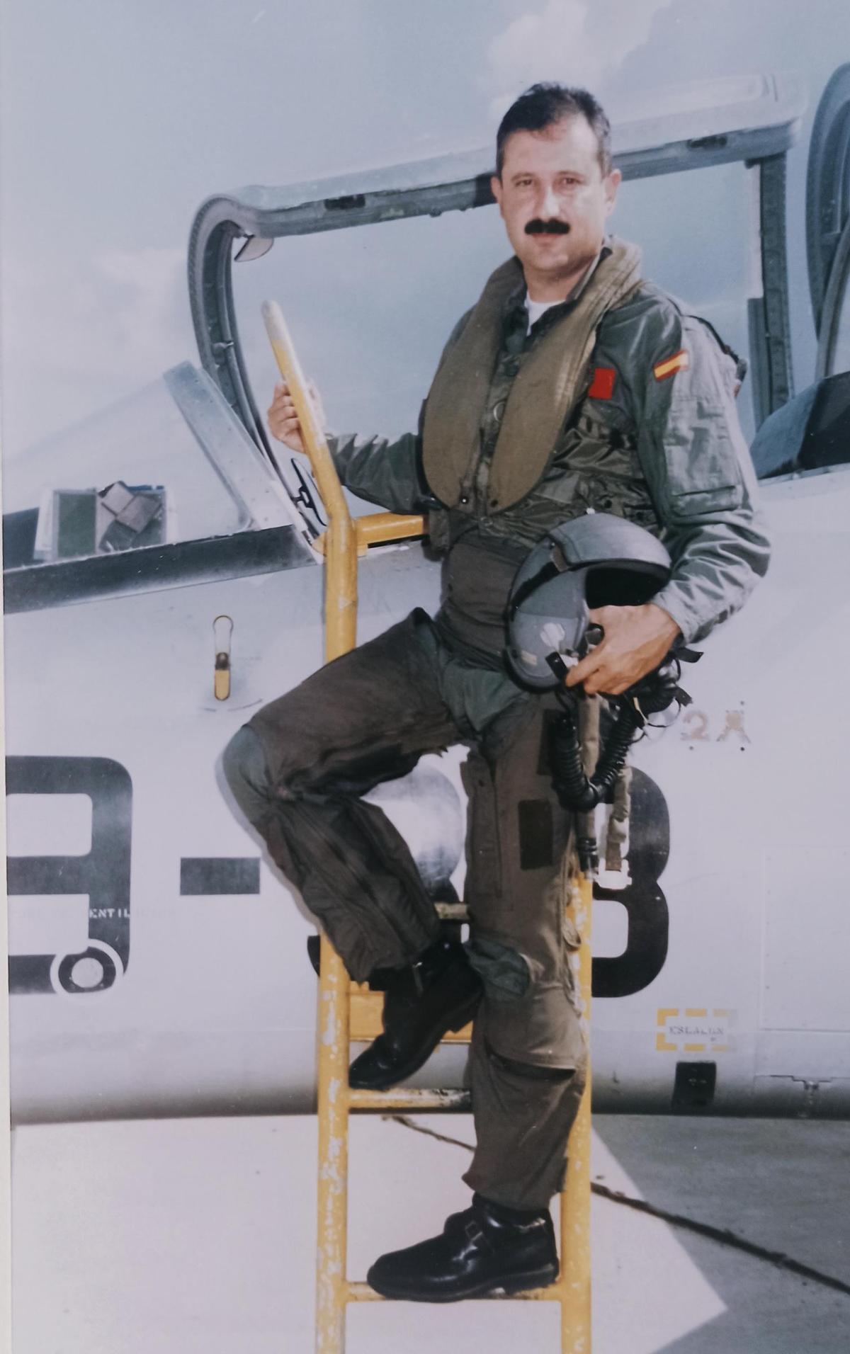 Carlos de Palma, en 1996, cuando era piloto instructor.