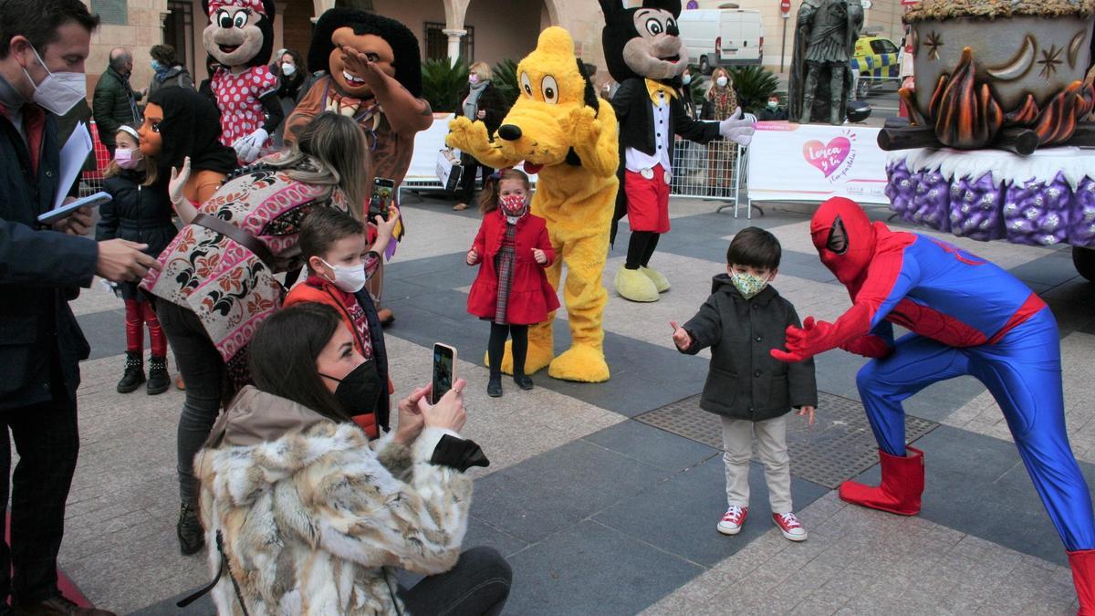 Varios pequeños posando con sus personajes favoritos mientras sus padres les fotografiaban.