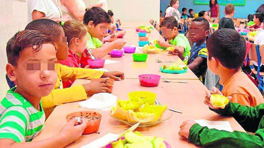 Un grupo de menores escolarizados recibiendo el desayuno.