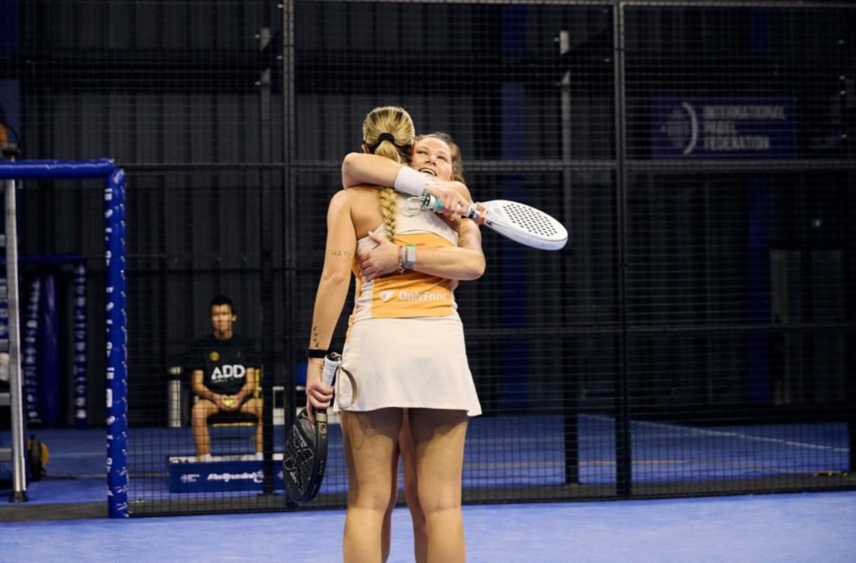 Aranzazu abraza a su compañera Vic Iglesias tras ganar el título