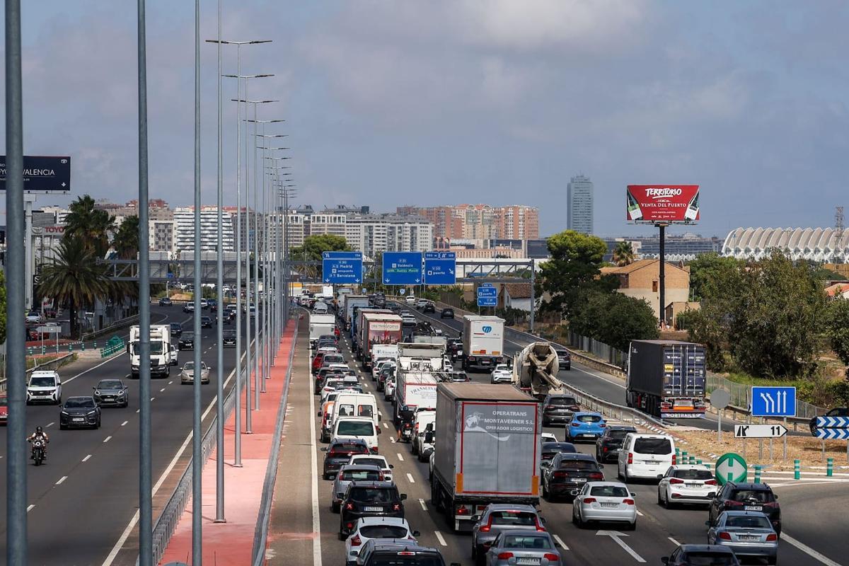 La operación retorno por vacaciones deja 24 kilómetros de retenciones en las entradas a València