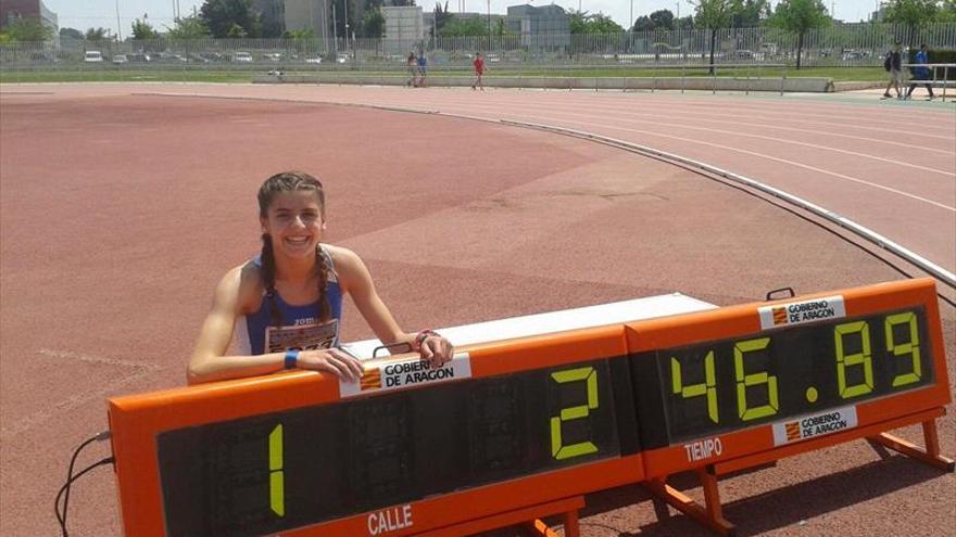 Mireya Arnedillo posa con el récord de Aragón de 1.000