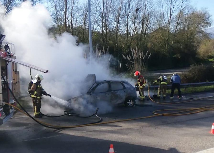 El incendio que calcinó un coche en Santa Marina de Piedramuelle