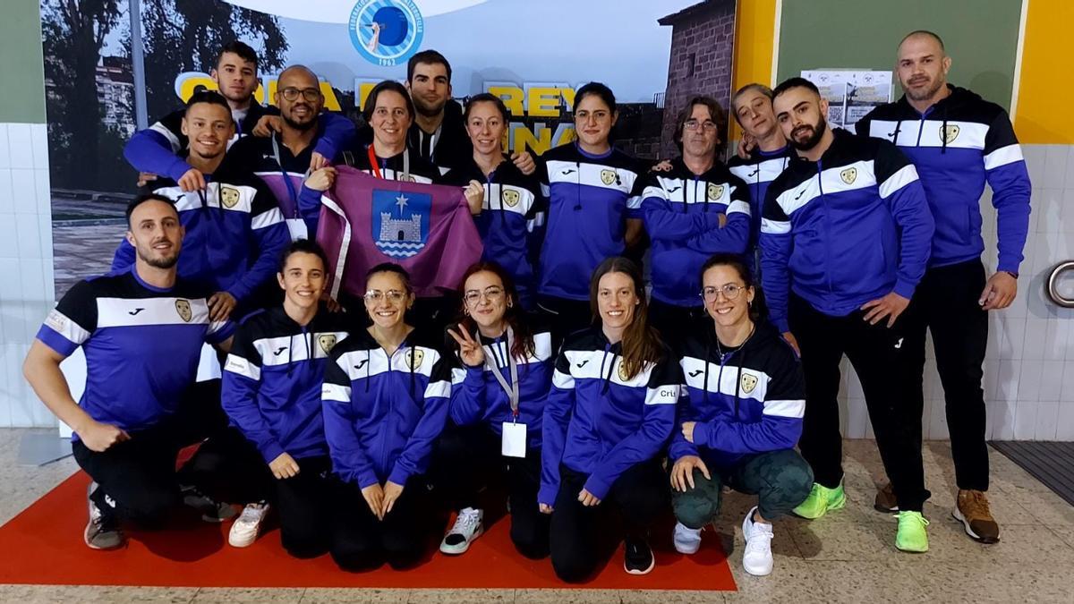 Halteras y técnicos del AC Gandia en Ourense