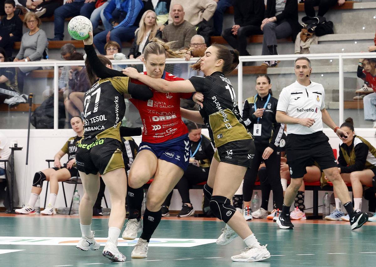 Derbi de balonmano entre el Mecalia Guardés y el Orbe Zendal Porriño, en imágenes