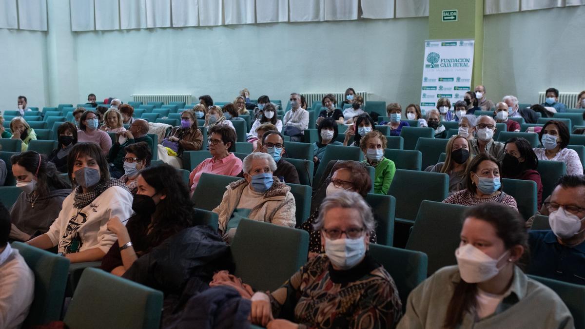 Público asistente a la conferencia de Rafael Santandreu en el Colegio Universitario.