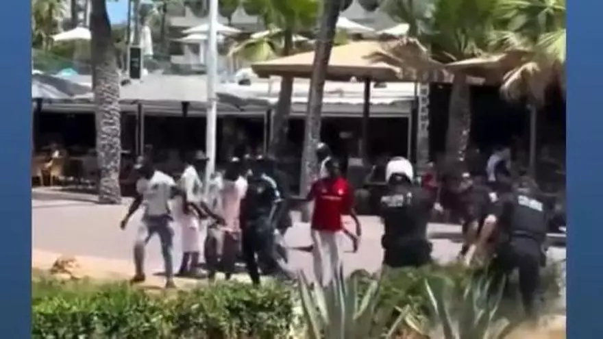 Los hoteleros de la Playa de Palma respaldan a la Policía Local en el conflicto con los manteros: "Deterioran la convivencia y dañan nuestra imagen"