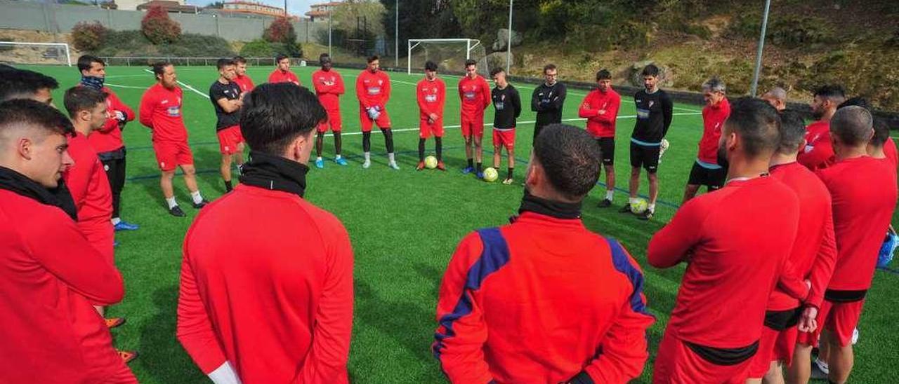 Imagen del último entrenamiento colectivo del Arosa celebrado en Vilaxoán el pasado jueves. // I. Abella