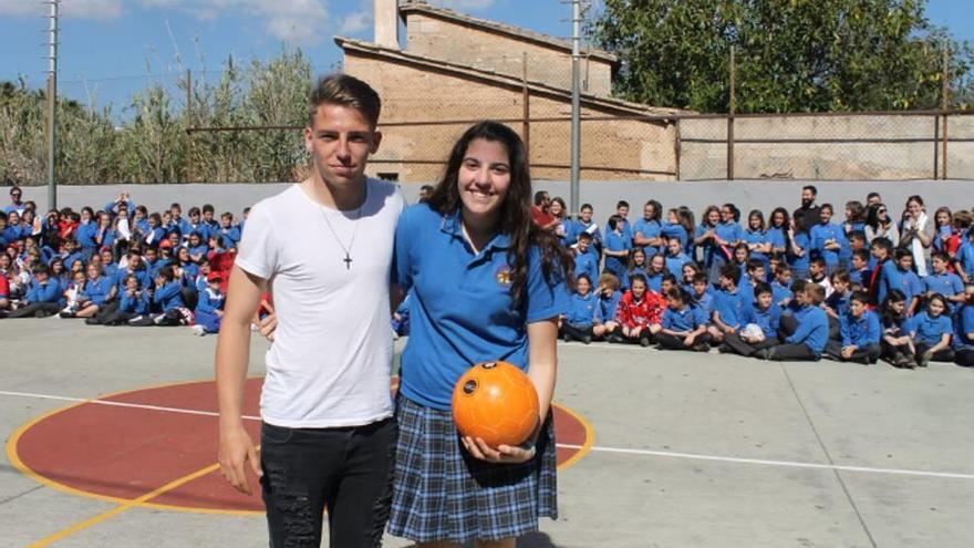 Brandon, uno de los más aclamados por los niños, posa con una alumna ayer en el Juan de la Cierva.