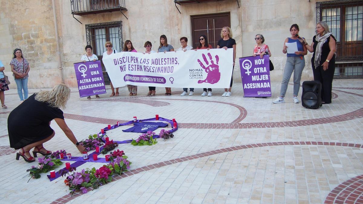 Concentración en recuerdo a Begoña Andreu por parte de Coordinadora Feminista de Elche