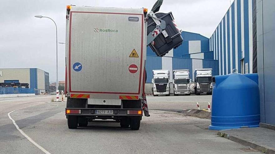 Uno de los camiones recogiendo basura en Marín. // FdV