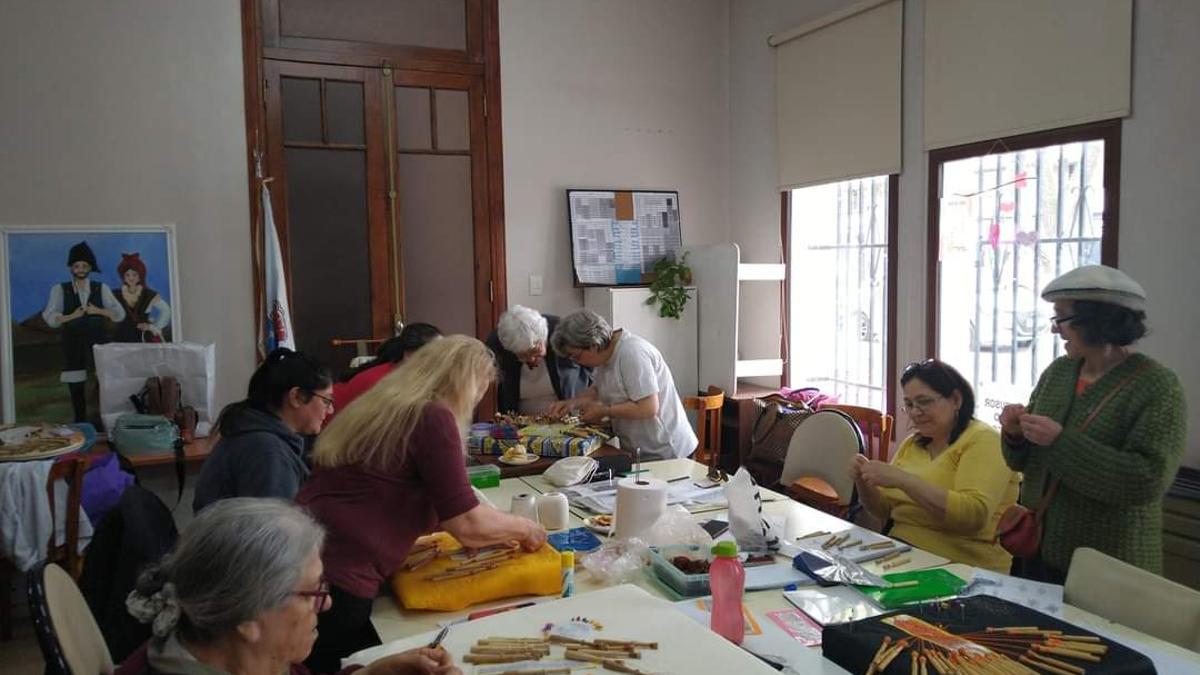 Ana Rosa Lista y sus alumnas en plena clase de palillar
