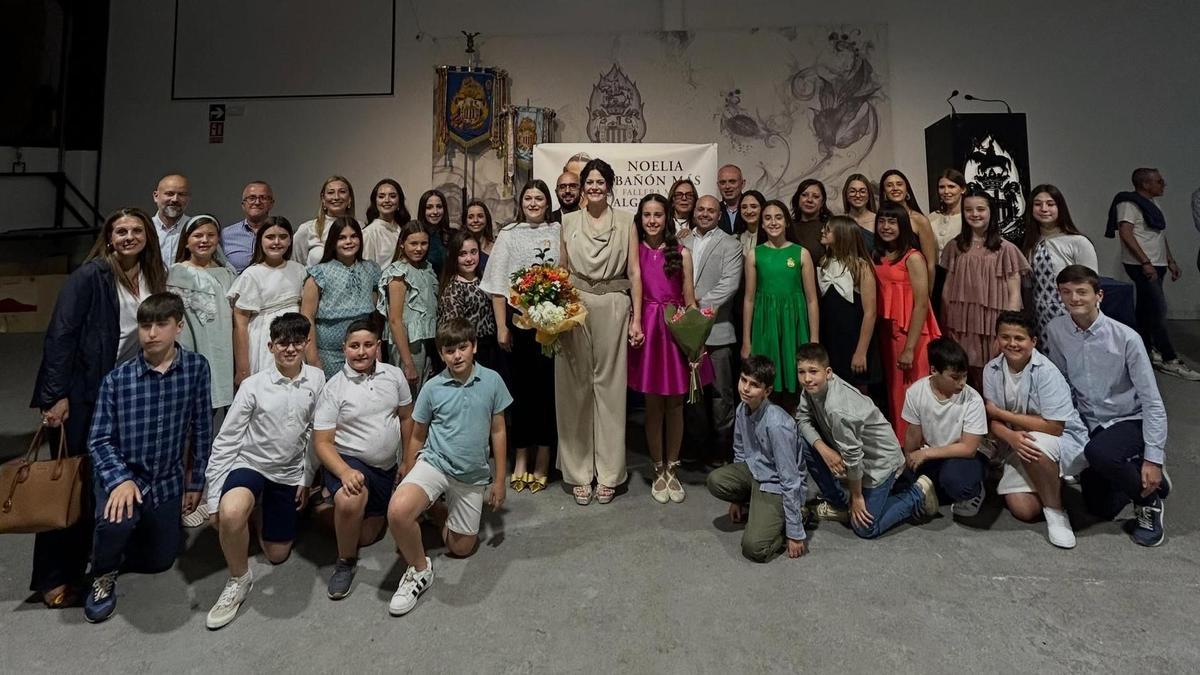 Las nuevas falleras mayores de Algemesí, con representantes de las comisiones, autoridades y JLF.