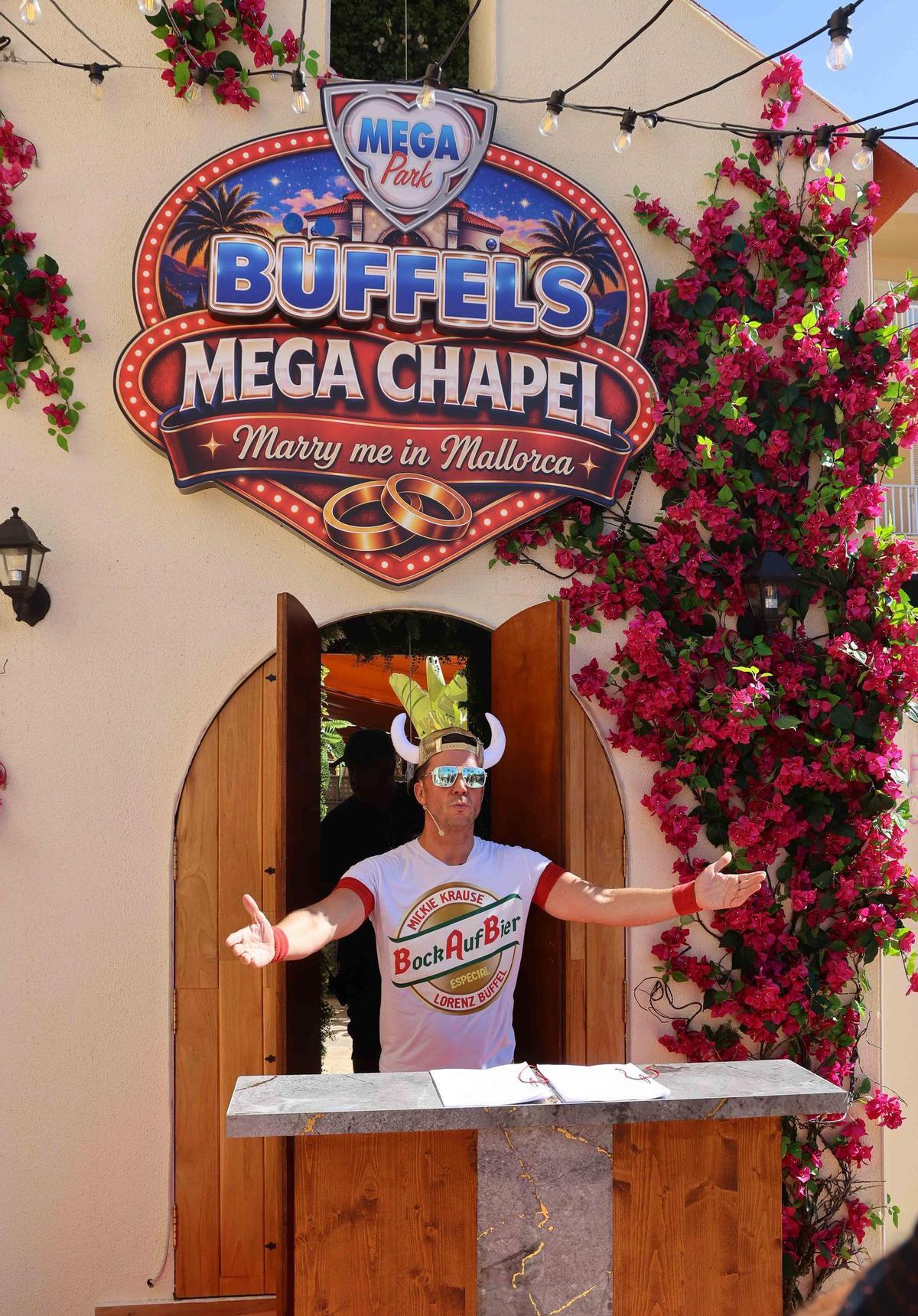Heiraten am Ballermann: Ein Blick in Lorenz Büffels „Mega Chapel“ direkt am Megapark