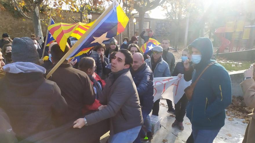 Enfrontament entre manifestants antifeixistes i Vox Lleida a la plaça del camp a Solsona