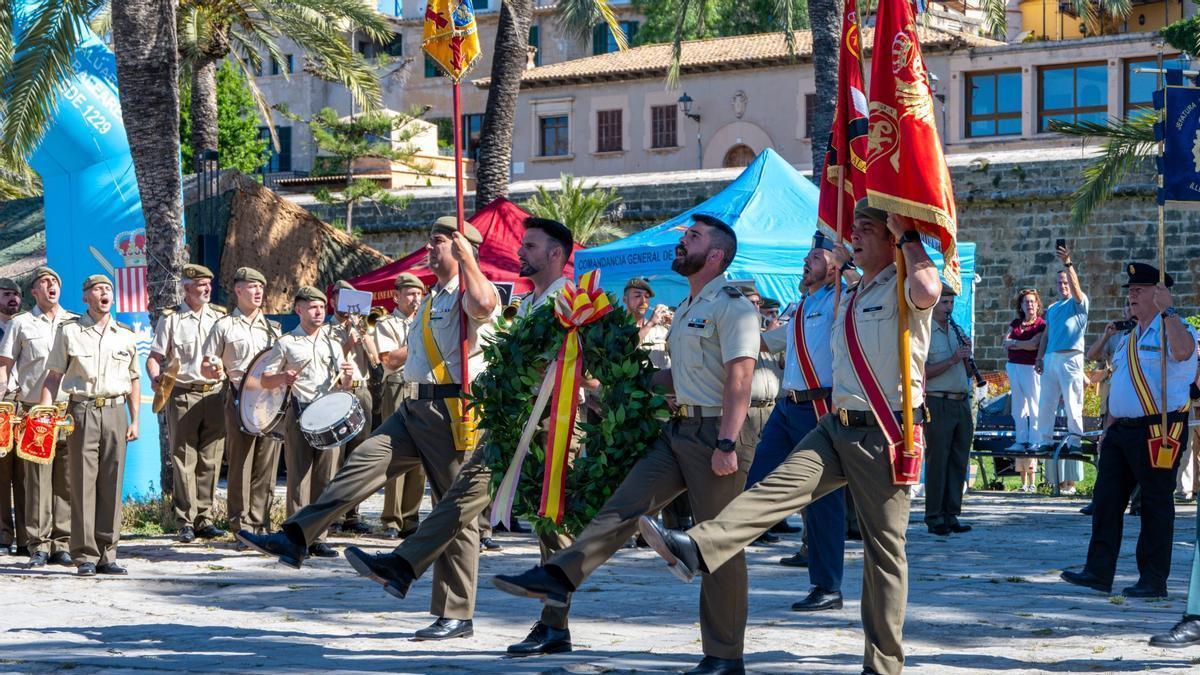 EJÉRCITO EN MALLORCA | Los militares celebran el Día de las Fuerzas Armadas en el Parc de la Mar de Palma: desde el homenaje a los caídos hasta los simulacros de rescate y exhibiciones aéreas