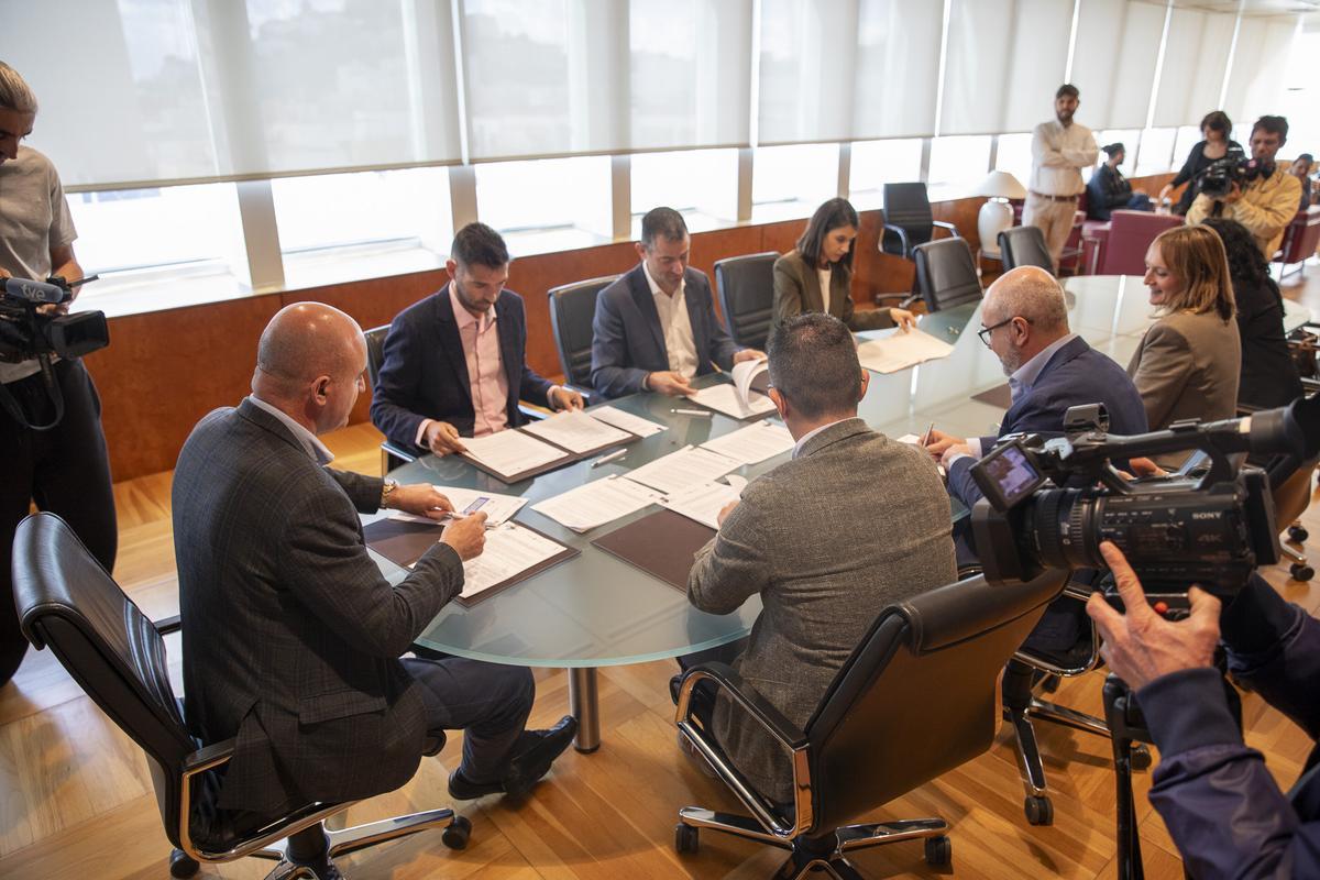 Un momento de la firma del convenio entre los cinco ayuntamientos y el Consell de Ibiza.