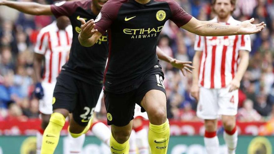 Agüero celebra uno de los goles que marcó ayer ante el Stoke.