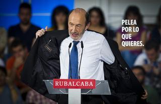 Rubalcaba acusa a Rajoy de "ambigüedad calculada" en su programa electoral