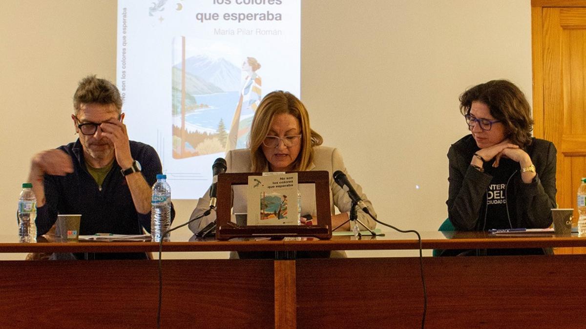 Mª Pilar Román, entre Joan Tur y Àngels Gregori, en la presentación