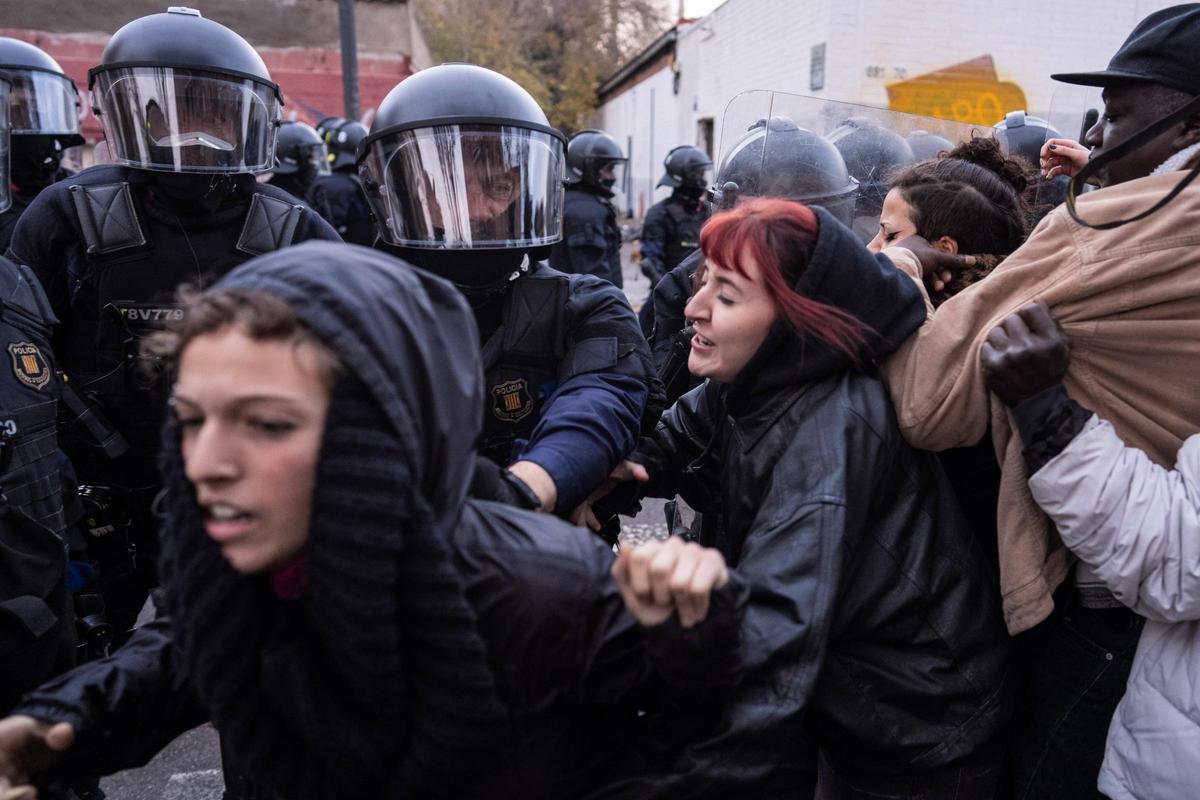 Desalojo del instituto B9 de Badalona