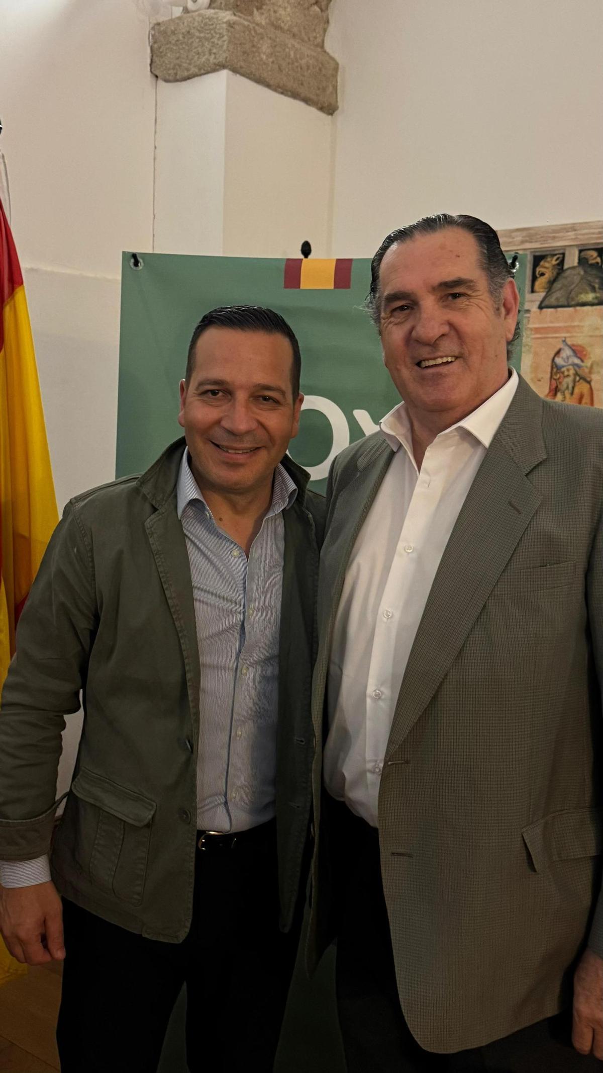 Óscar Fernández con Fernando Bravo, coordinador de VOX en Trujillo