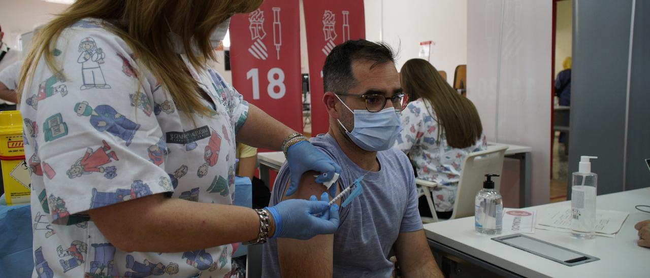 Imagen del punto de vacunación de la antigua caja de reclutas de Castelló, situado delante del Hospital General.