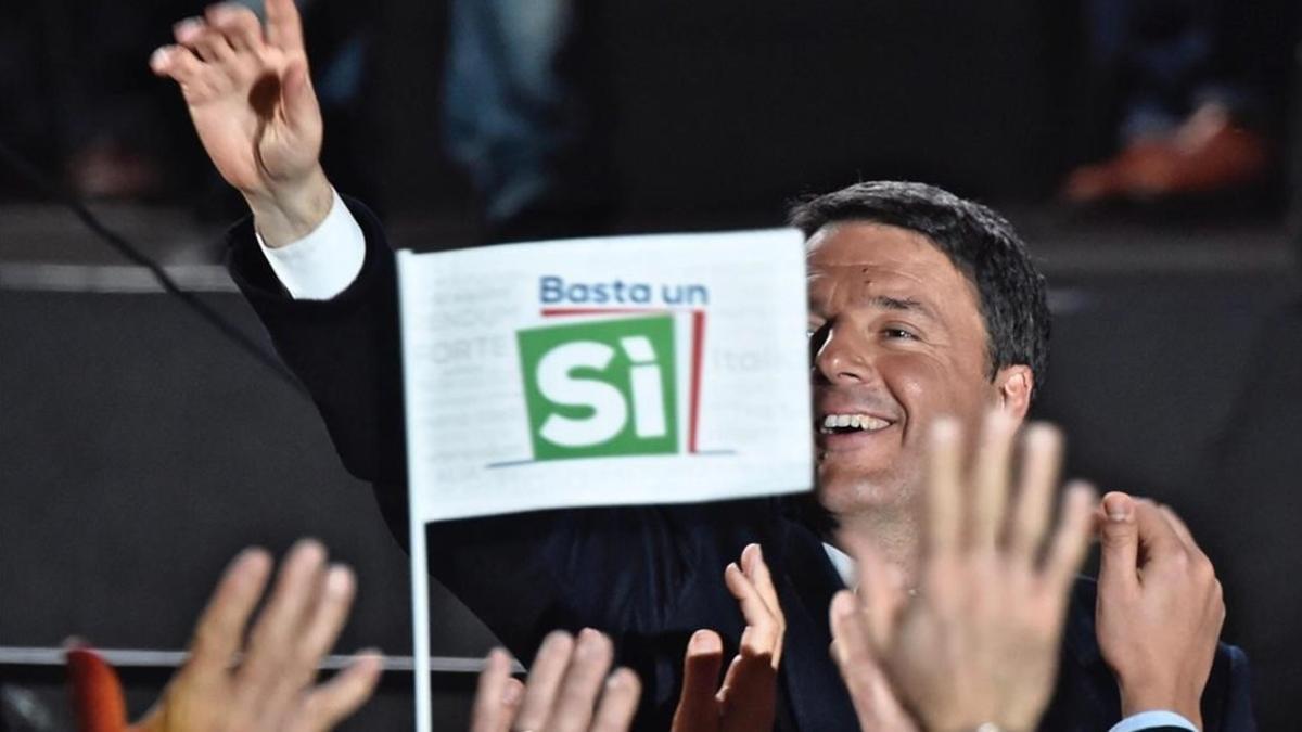 Renzi saluda a sus seguidores tras un discurso durante la campaña por el 'sí' en el referéndum constitucional, en Florencia, el 2 de diciembre.