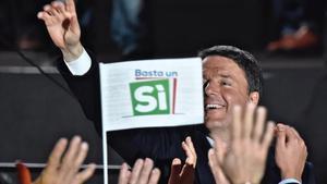 Renzi saluda a sus seguidores tras un discurso durante la campaña por el ’sí’ en el referéndum constitucional, en Florencia, el 2 de diciembre.