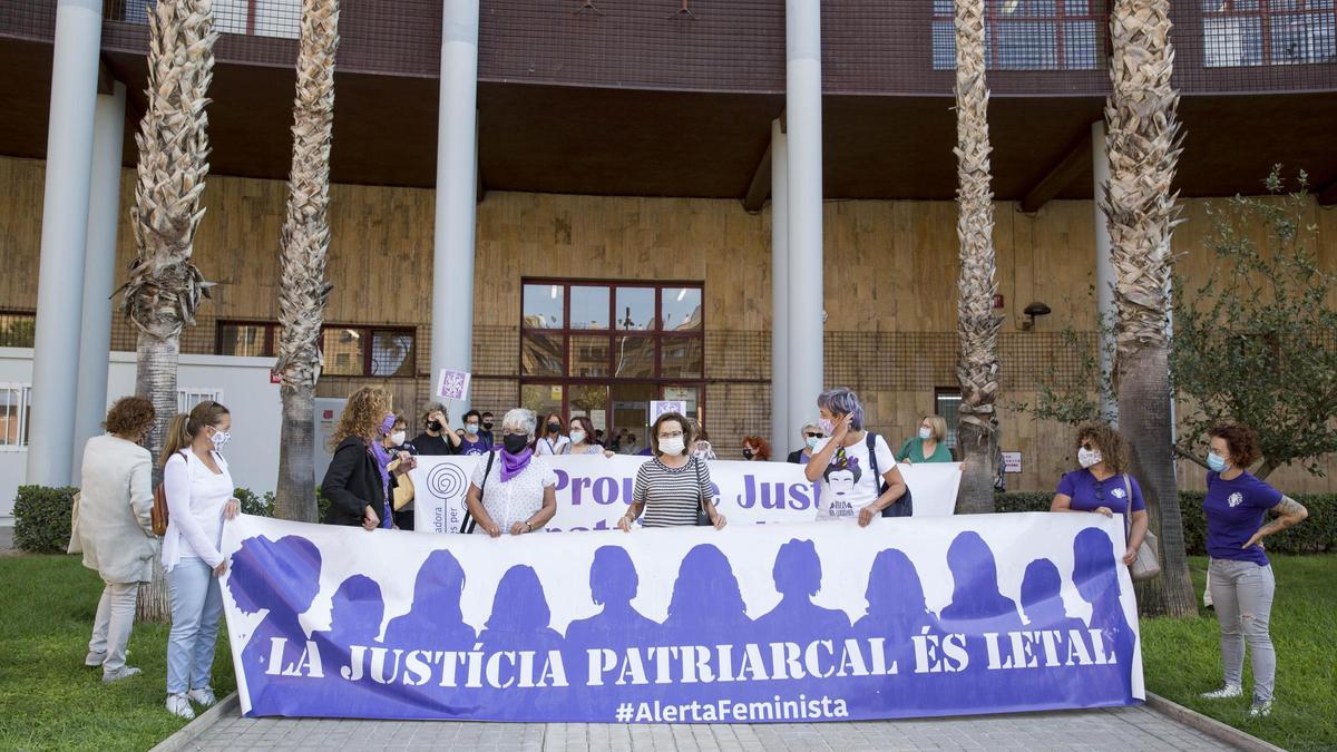 Protesta contra la jueza por obligar a un niño a ir a ver a su padre maltratador a la cárcel