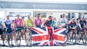 Los corredores británicos y de la Commonwealth que participan en la Vuelta rinden tributo a la reina de Inglaterra en la salida de la 19ª etapa.