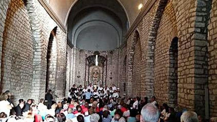 L&#039;església de Santa Maria de Talló durant la Trobada de Corals